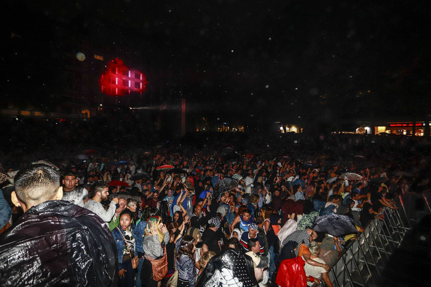 El grupo de Alaska y Nacho Canut hace frente a la lluvia en la plaza de Los Fueros con un espectáculo bailable que cerró con 'Ni tú ni nadie' y 'A quién le importa'