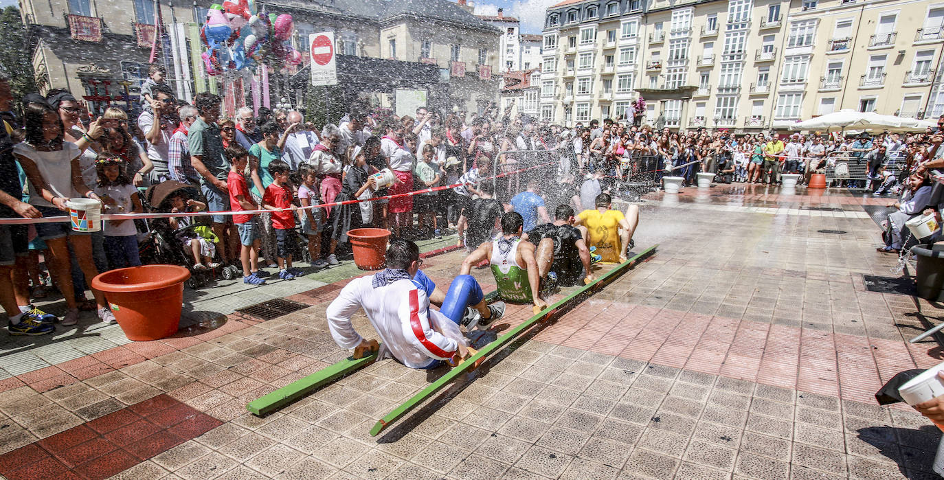 Fotos: Las traineras más refrescantes surcan Vitoria