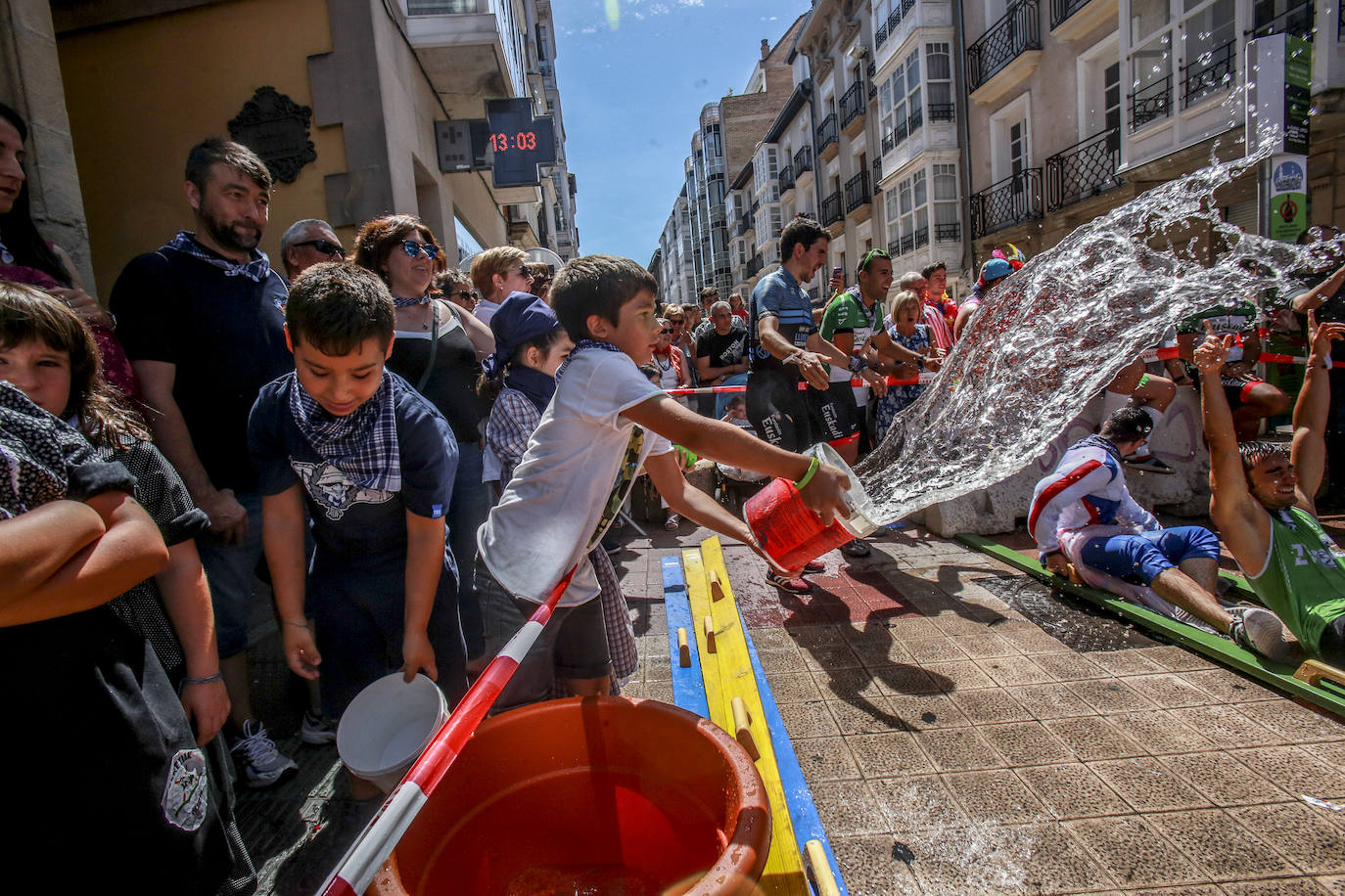 Fotos: Las traineras más refrescantes surcan Vitoria