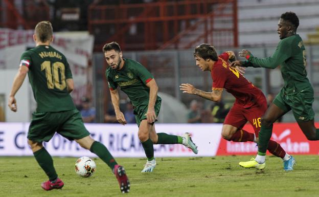 Unai López busca a Iker Muniain en un momento del duelo en Perugia.