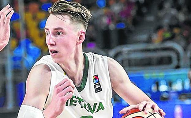 Arnoldas Kulboka, en un encuentro con la selección de Lituania.