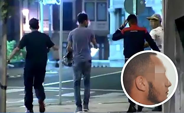 Tres de los acusados salen del juzgado tras ser puestos en libertad con cargos. Abajo, fotografía de 'El búho'.