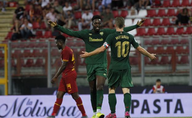 Muniain celebra su gol con Iñaki Williams.