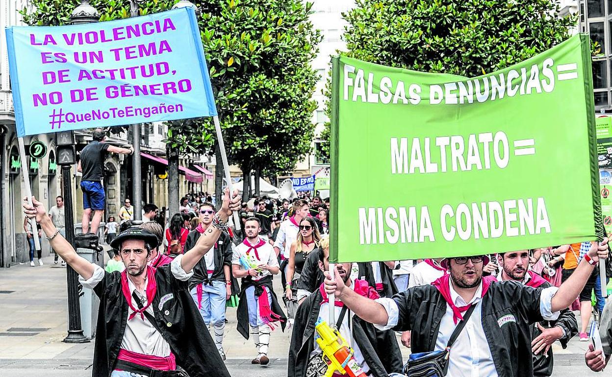 Los blusas de Mozkorraldi caminaron por la calle Dato con las polémicas pancartas. 