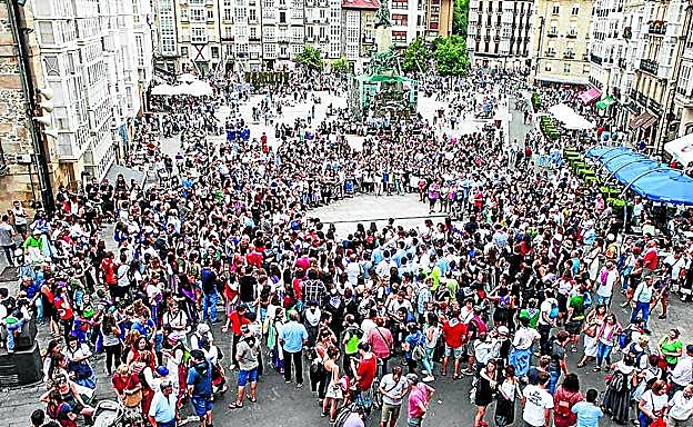 Un importante número de personas acudieron este miércoles a la concentración de repulsa convocada por el colectivo feminista. 