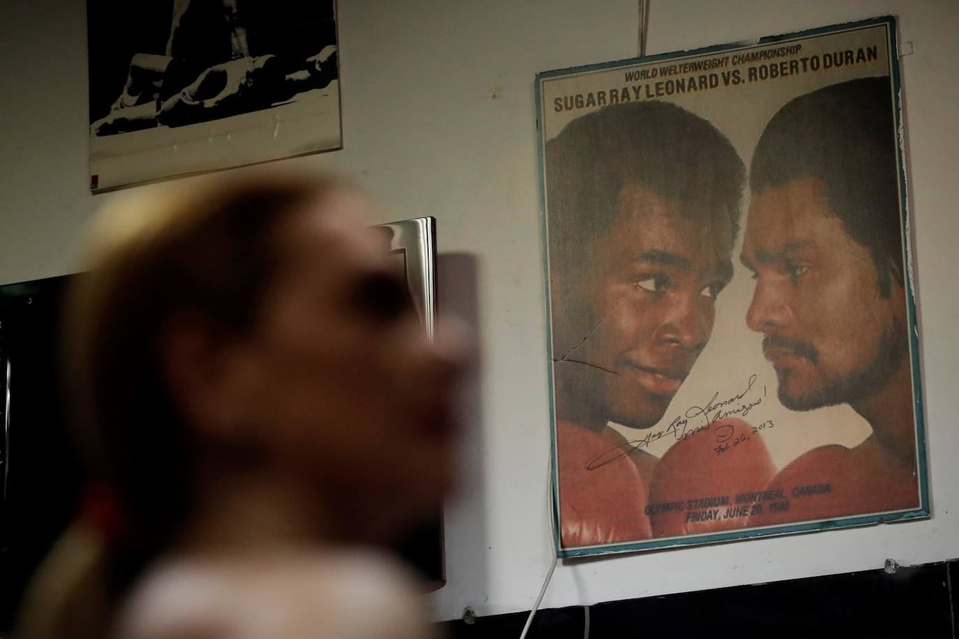 En el gimnasio de Panamá convertido en santuario en memoria de el excampeón mundial Roberto «Manos de Piedra» Durán, entrenan a diario decenas de personas para aprender a boxear como lo hacía la leyenda viva del boxeo. 