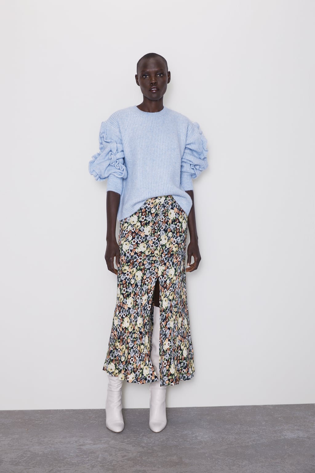 Falda con estampado floral y abertura delantera de Zara.