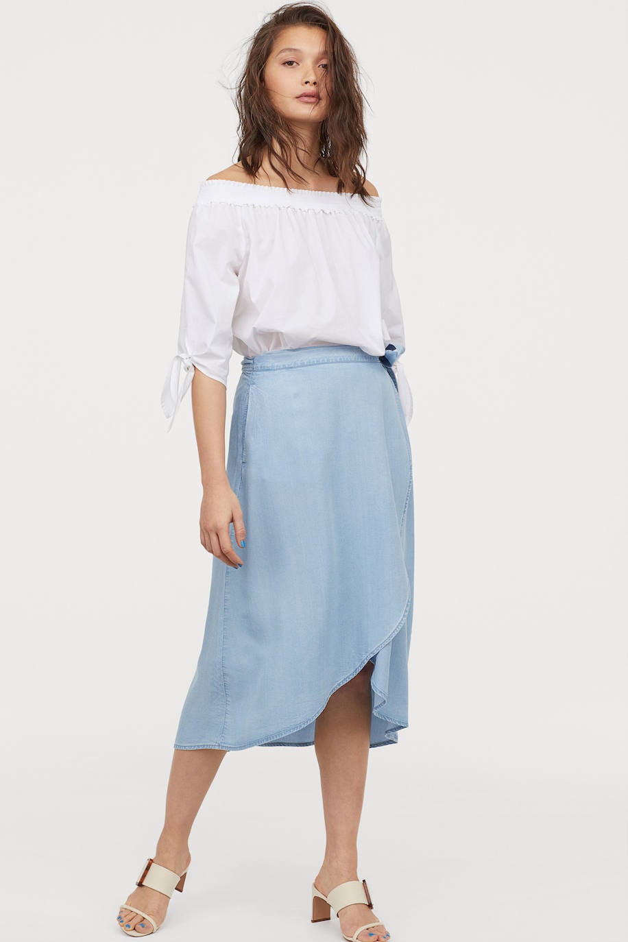 Vaquera y cruzada. Un modelo de H&M.