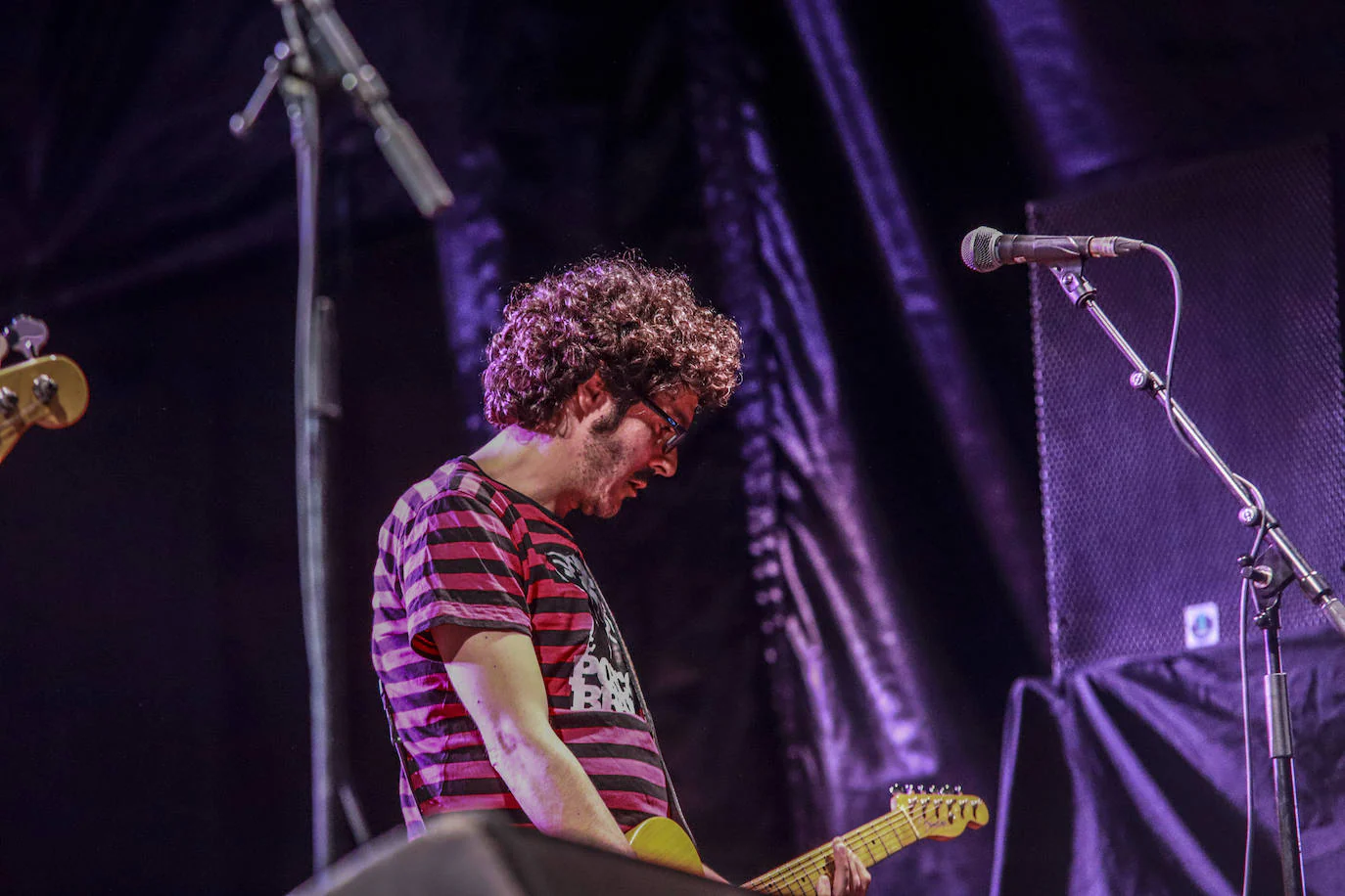 Evaristo Páramos, líder de la banda de Salvatierra, se ríe del lenguaje inclusivo en un concierto falto de ritmo donde cargó contra el Ayuntamiento de Vitoria