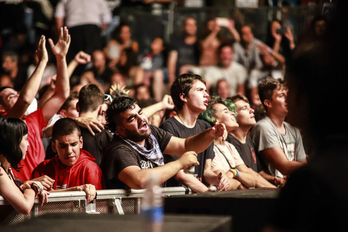 Evaristo Páramos, líder de la banda de Salvatierra, se ríe del lenguaje inclusivo en un concierto falto de ritmo donde cargó contra el Ayuntamiento de Vitoria