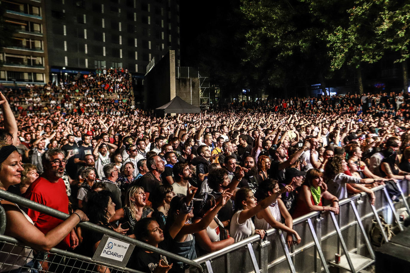 Evaristo Páramos, líder de la banda de Salvatierra, se ríe del lenguaje inclusivo en un concierto falto de ritmo donde cargó contra el Ayuntamiento de Vitoria