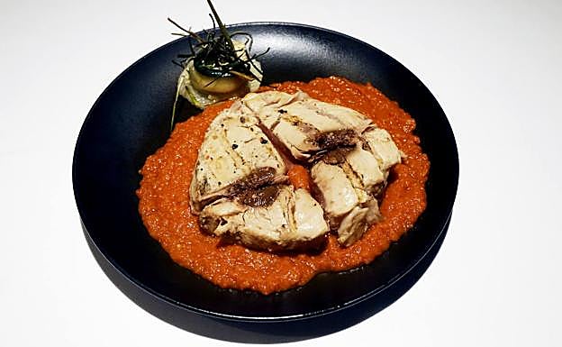 Bonito con compota de tomate.