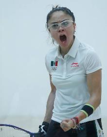 Imagen secundaria 2 - Arriba, Paola junto a su compañera de equipo Samantha Solas, con la que se llevó el oro en parejas. Abajo, celebrando una de las medallas y uno de sus tantos conseguidos en los partidos. 