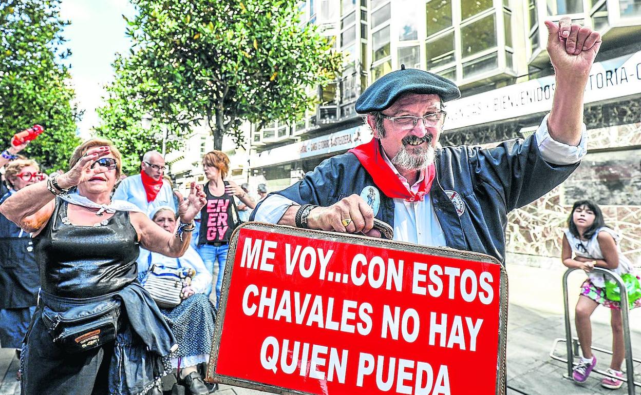 Juan Carlos Vicandi volvió a cachondearse de sus compañeros de juerga con este socarrón accesorio.