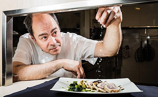 Jon Zarate, parrillero del Zaldiaran, sala el pescado.