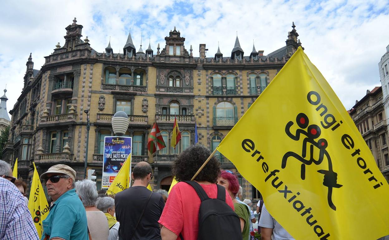 La concentración ha tenido lugar esta mañana en la Plaza Moyúa. 