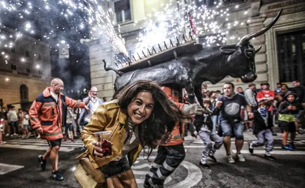 El toro de fuego saca chispas a las fiestas.