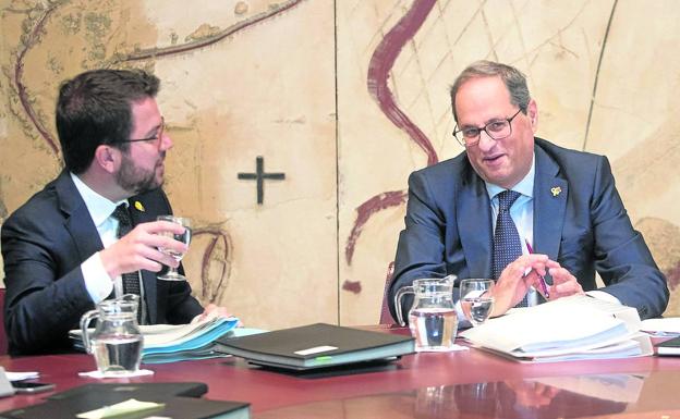 Quim Torra charla con el vicepresidente de la Generalitat, Pere Aragonès, de ERC.