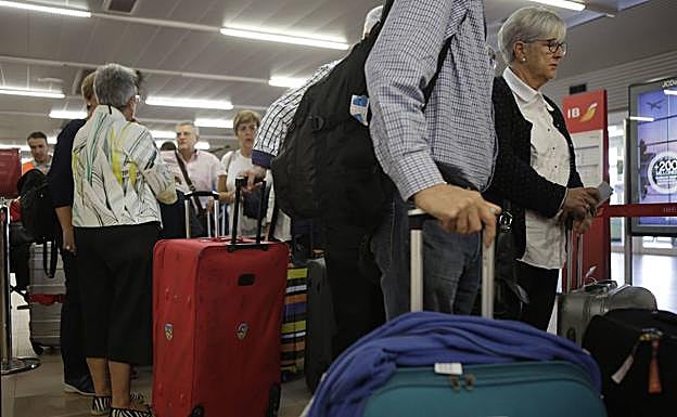 Viajeros en el aeropuerto de Foronda en un viaje del Imserso.