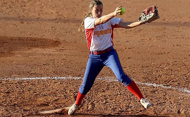 Barandiaran preparada para lanzar uno de sus veloces saques. 