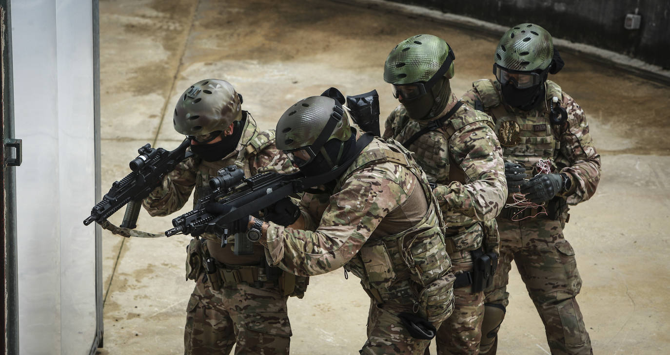 EL CORREO asiste a un entrenamiento de la unidad de intervención, los SWAT de la Ertzaintza, en la sede de Berrozi, donde también tiene su sede la unidad Canina