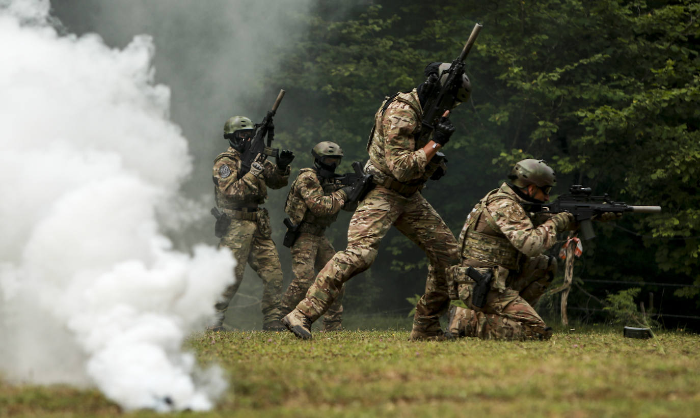 EL CORREO asiste a un entrenamiento de la unidad de intervención, los SWAT de la Ertzaintza, en la sede de Berrozi, donde también tiene su sede la unidad Canina