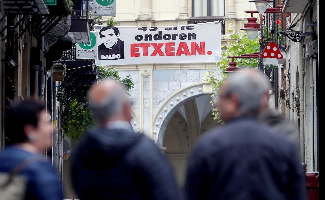 Pancarta desplegada en Hernani en homenaje al expreso de ETA 'Baldo'. 