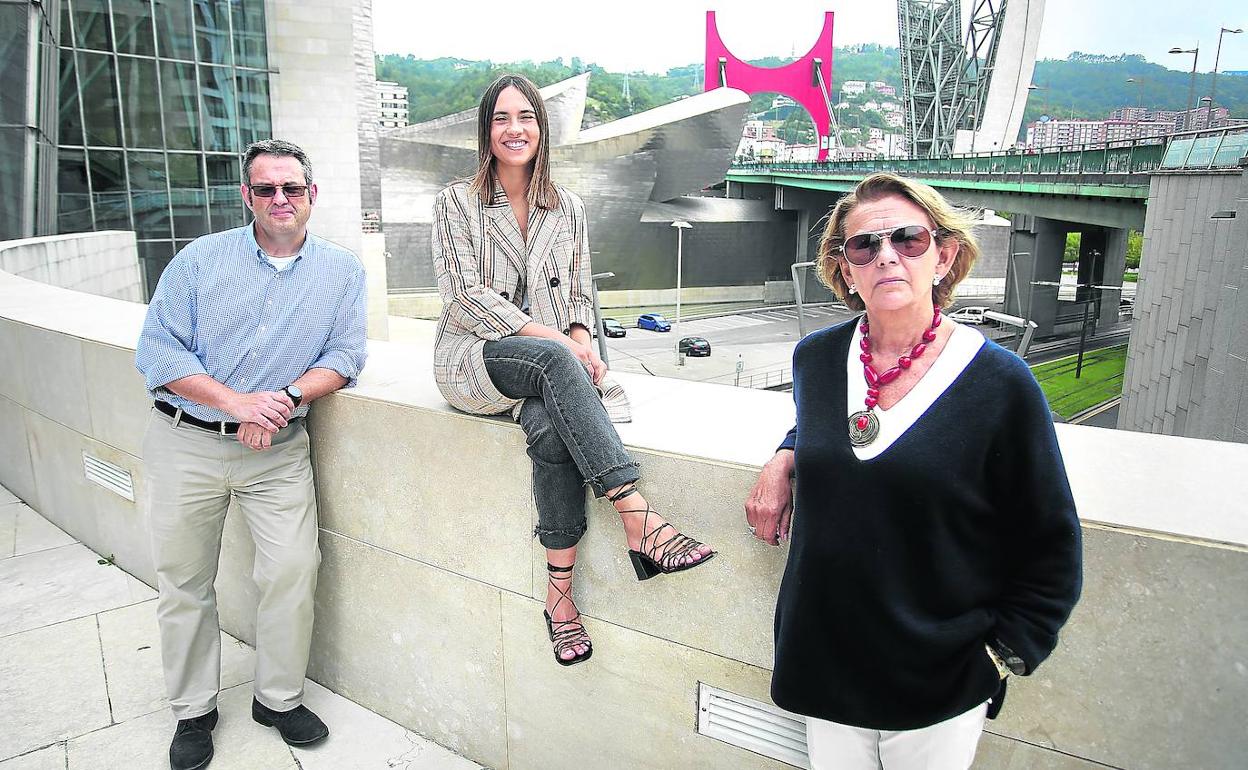 Ander Ugalde, Juste Alijosiute y Aurea Larrea Benito intercambiaron impresiones durante un encuentro en el Guggenheim.