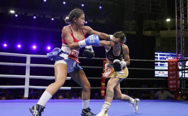 La boxeadora española Joana Pastrana (d) y la costarricense Yokasta Valle, durante el combate por el campeonato mundial del peso mínimo en el Arena Marbella de Puerto Banús.