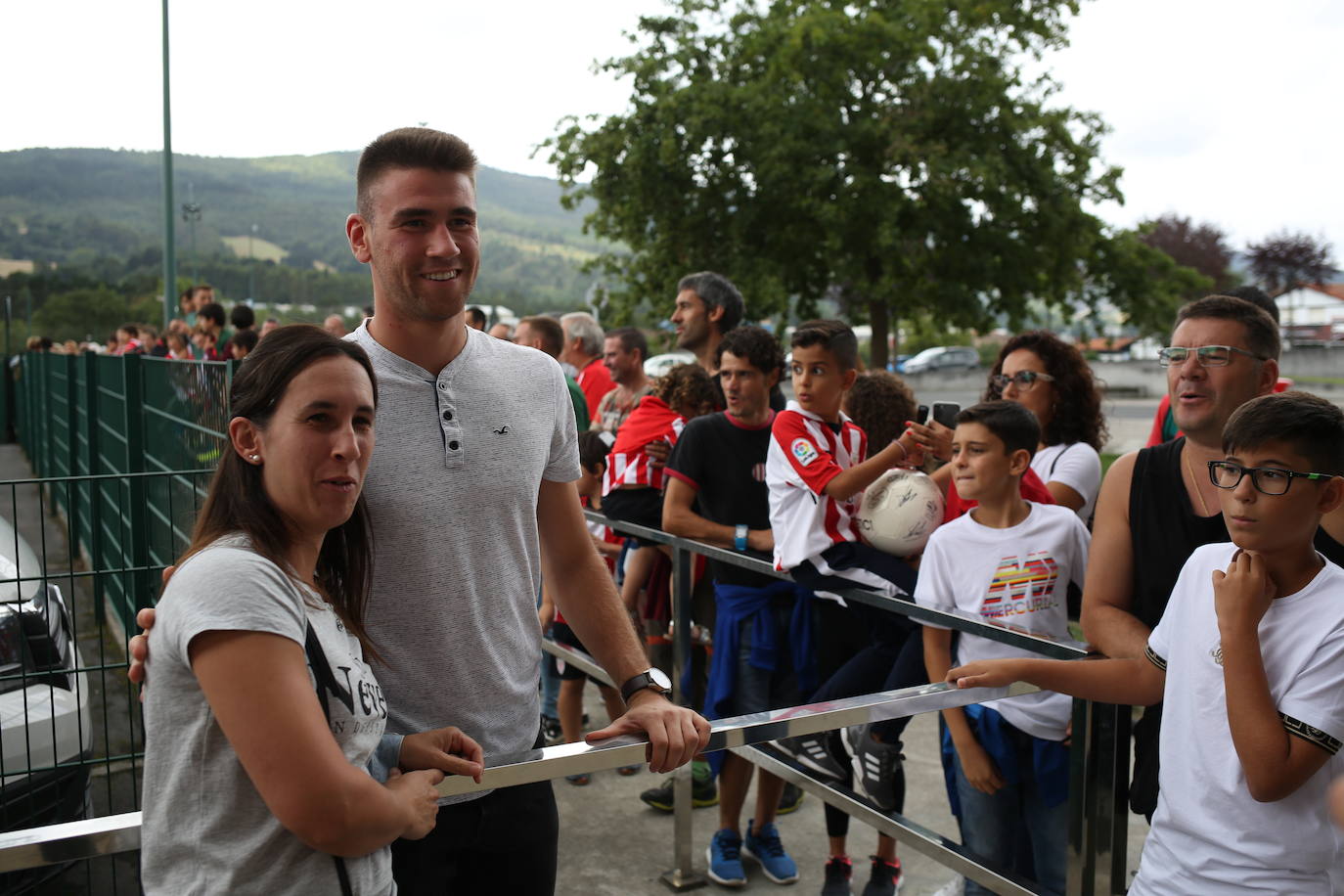 Fotos: Los jugadores del Athletic entrenan y firman autógrafos en Lezama
