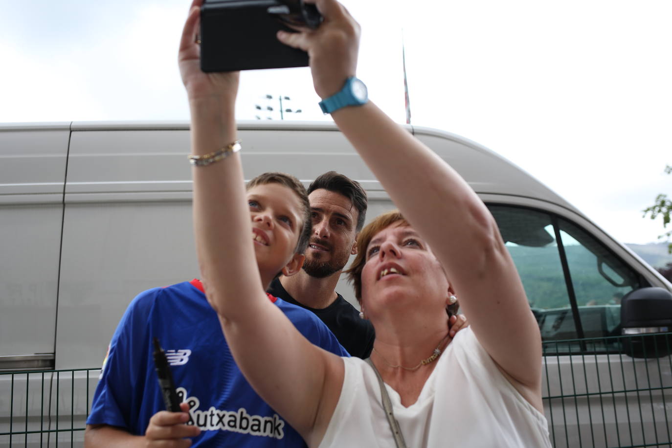Fotos: Los jugadores del Athletic entrenan y firman autógrafos en Lezama