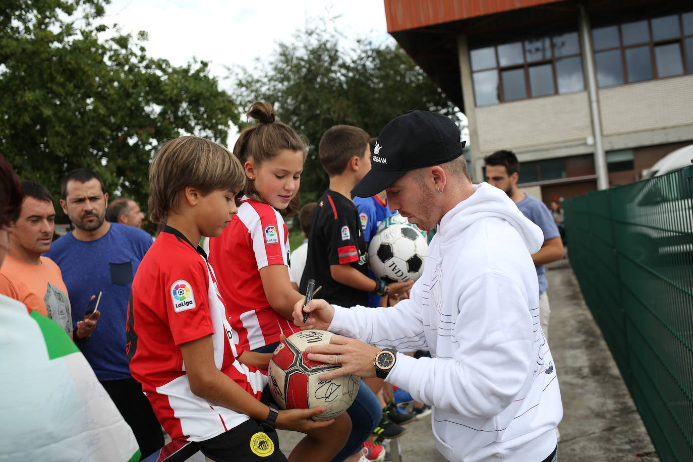 Fotos: Los jugadores del Athletic entrenan y firman autógrafos en Lezama