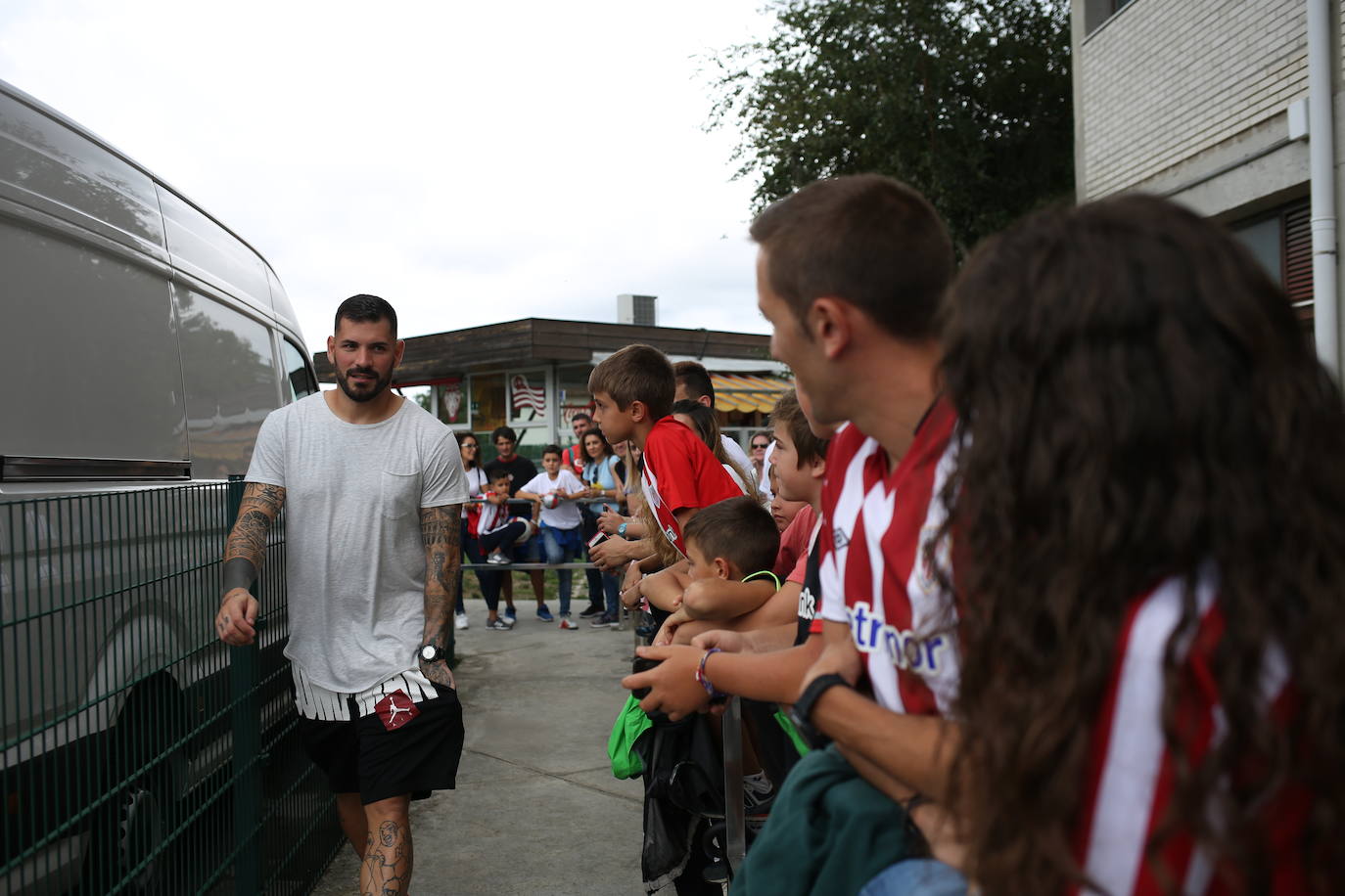 Fotos: Los jugadores del Athletic entrenan y firman autógrafos en Lezama