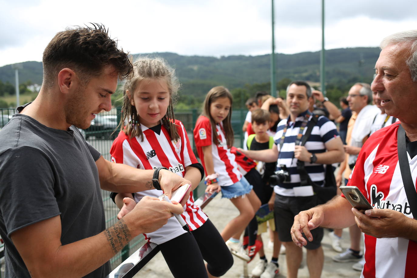 Fotos: Los jugadores del Athletic entrenan y firman autógrafos en Lezama