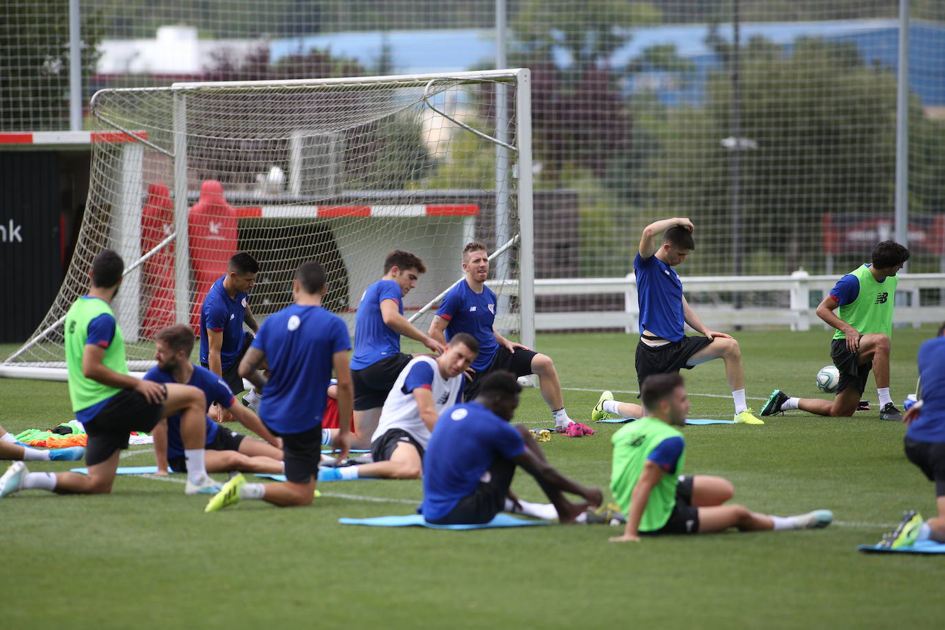 Fotos: Los jugadores del Athletic entrenan y firman autógrafos en Lezama