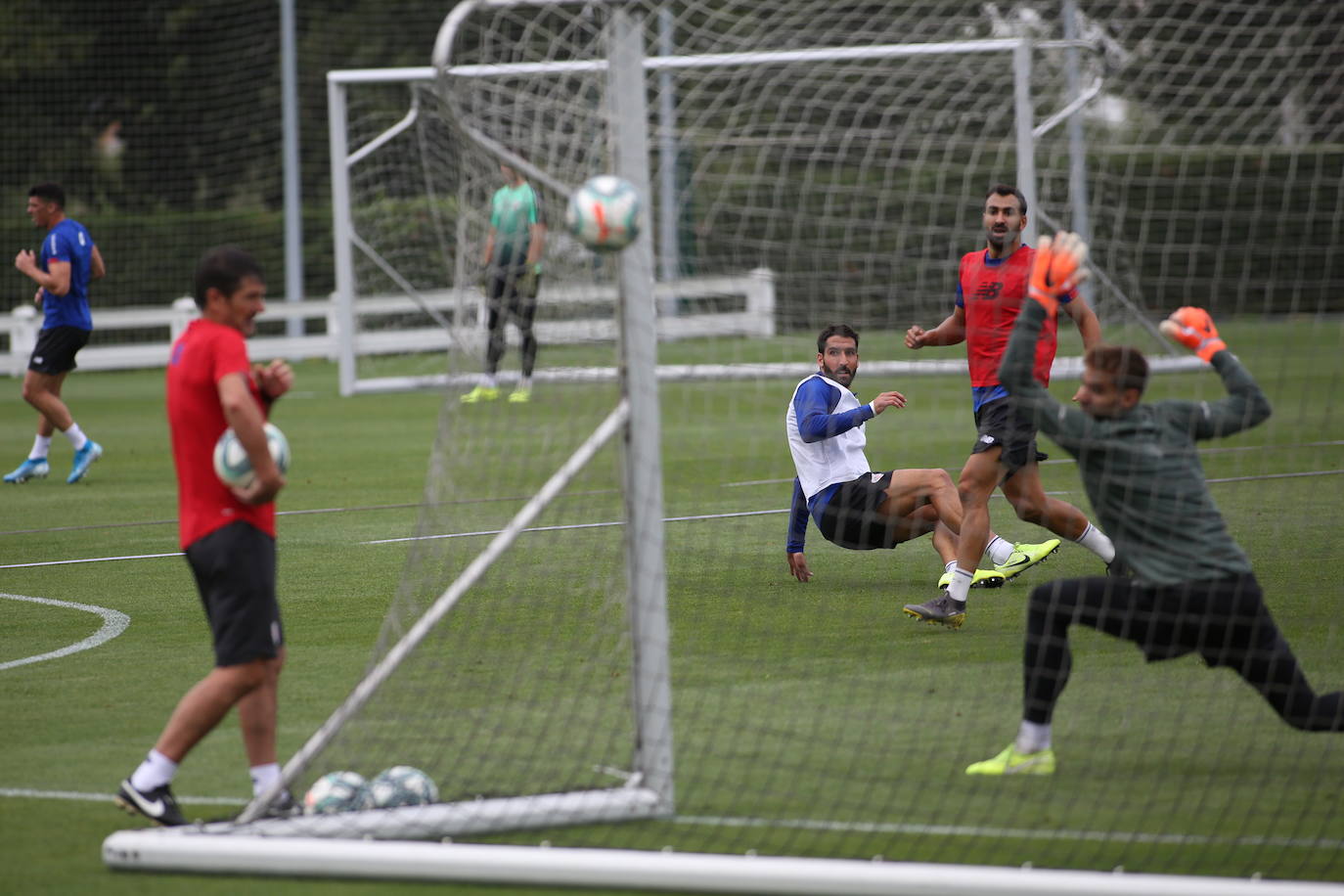 Fotos: Los jugadores del Athletic entrenan y firman autógrafos en Lezama