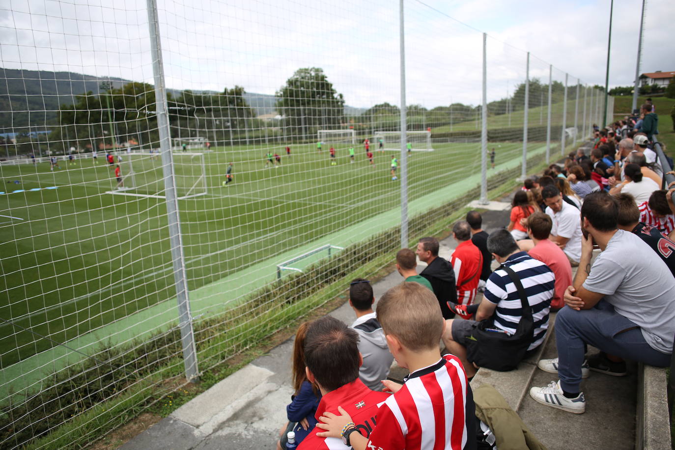 Fotos: Los jugadores del Athletic entrenan y firman autógrafos en Lezama