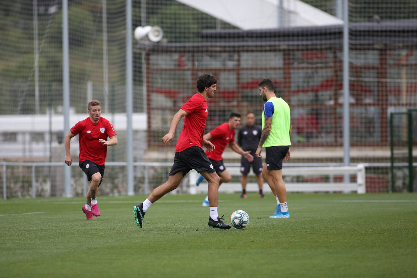 Fotos: Los jugadores del Athletic entrenan y firman autógrafos en Lezama