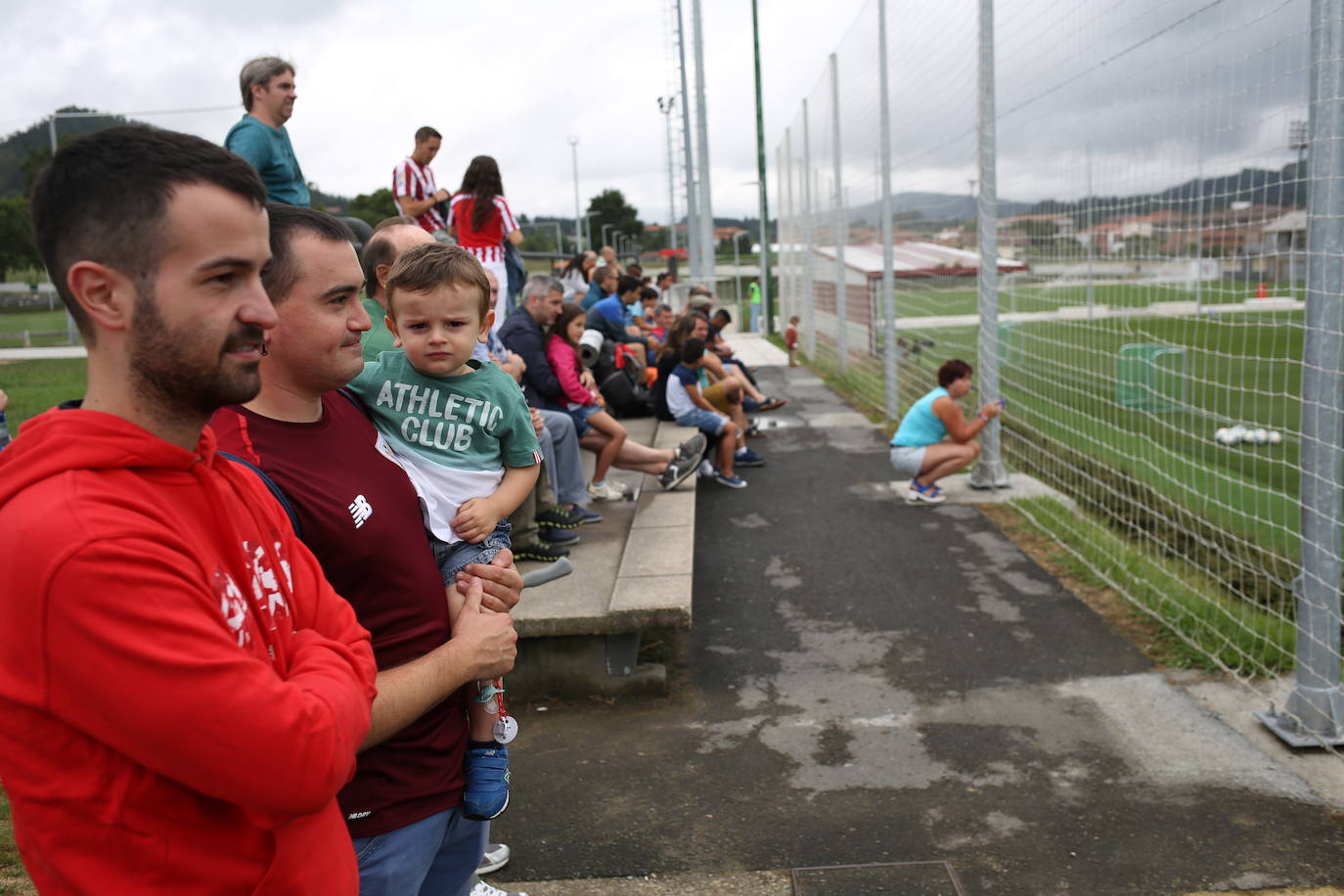 Fotos: Los jugadores del Athletic entrenan y firman autógrafos en Lezama