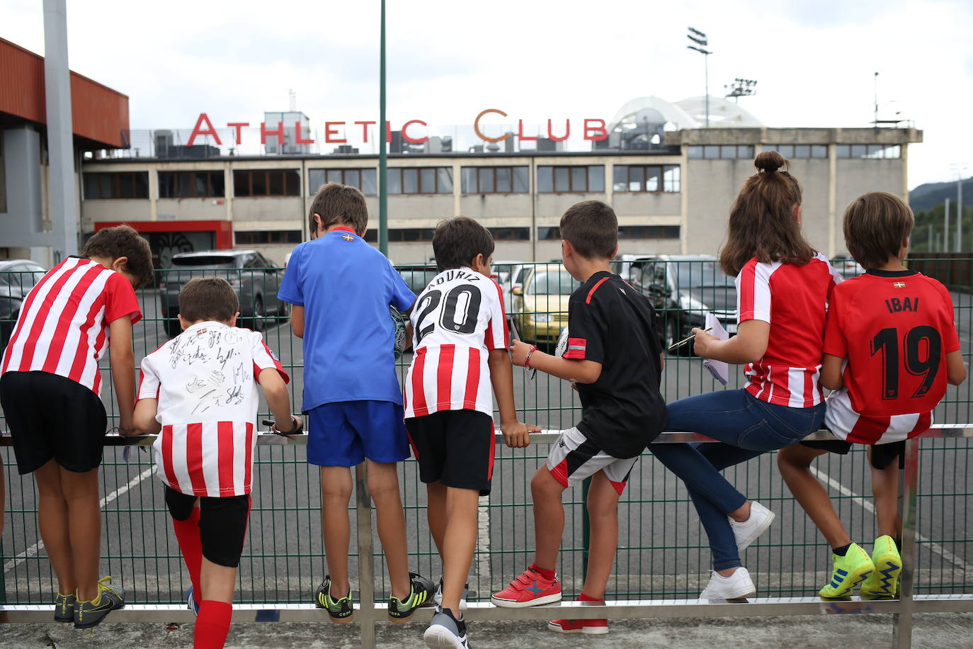 Fotos: Los jugadores del Athletic entrenan y firman autógrafos en Lezama