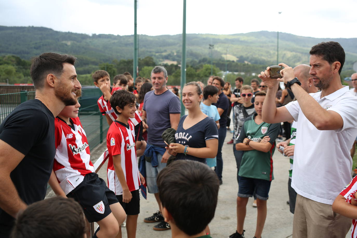 Fotos: Los jugadores del Athletic entrenan y firman autógrafos en Lezama