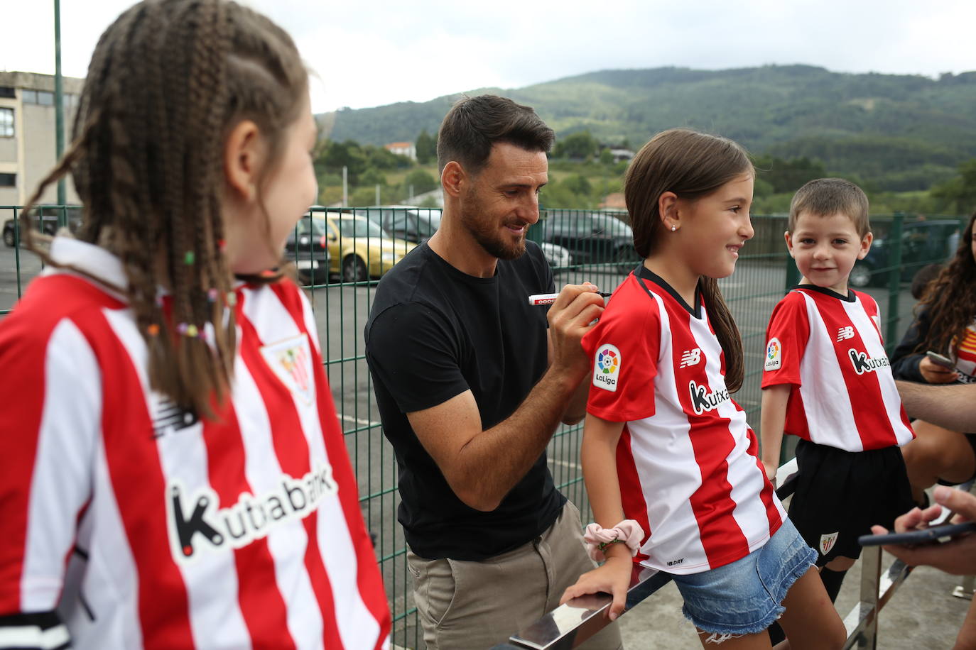 Fotos: Los jugadores del Athletic entrenan y firman autógrafos en Lezama