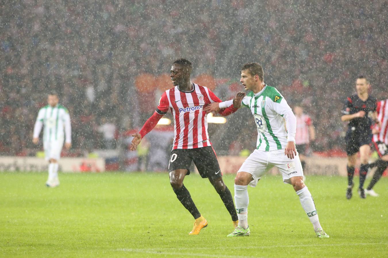 Iñaki Williams, marcado de cerca por Pantic, jugador del Córdoba, durante el partido de Liga, en San Mamés, que supuso su debut en el primer equipo bilbaíno el 6 de diciembre de 2014.