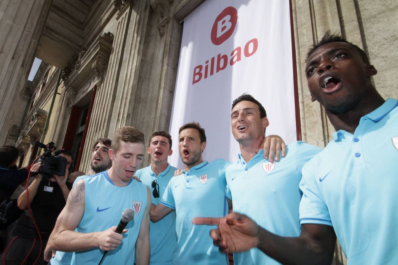 Williams y sus compañeros cantan en el Ayuntamiento de Bilbao durante los actos de celebración tras la conquista de la Supercopa en agosto de 2015.