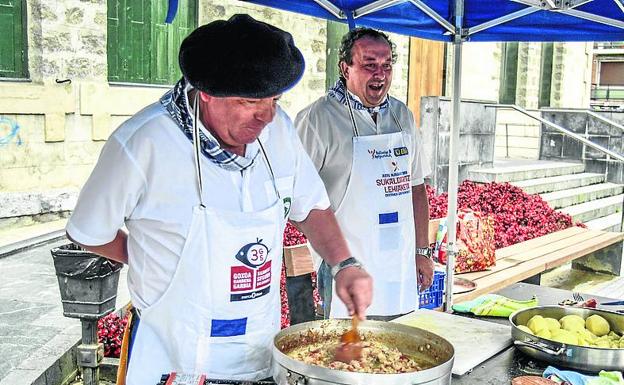 El concurso culinario atrajo ayer a muchos curiosos.