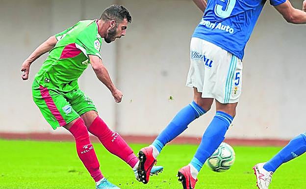 Luis Rioja suelta el zurdazo que, tras rozar en un defensa, supuso el primer tanto albiazul en el choque ante el Oviedo.