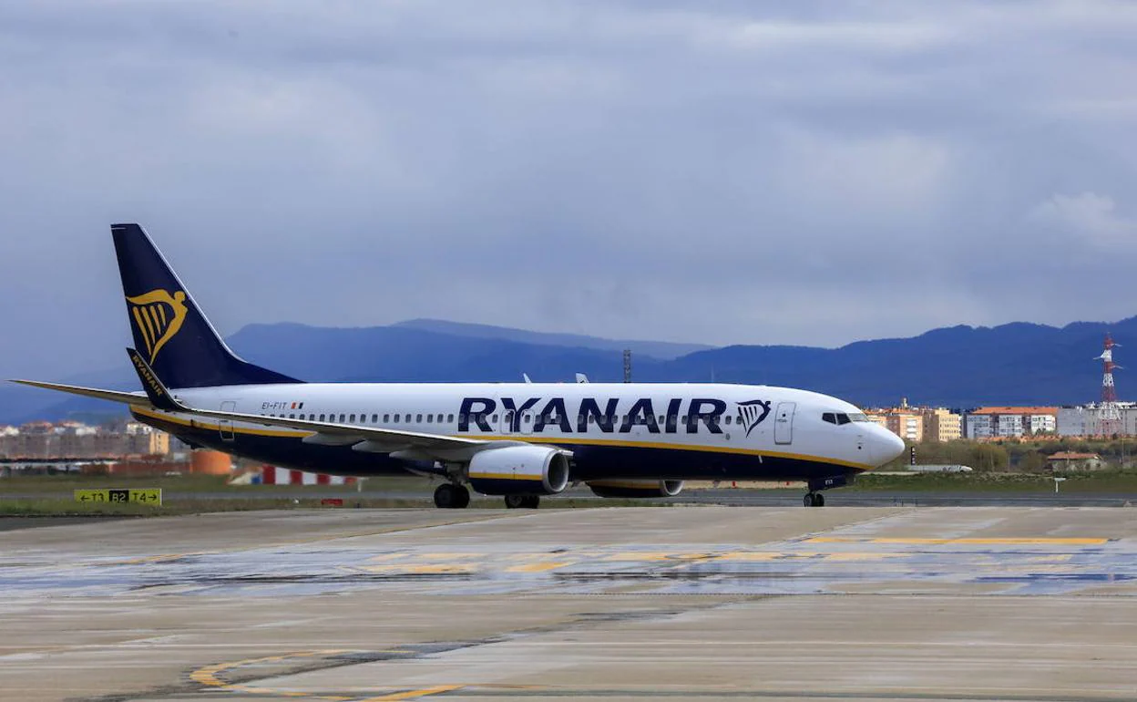 Un avión de Ryanair aterriza sobre la pista del aeropuerto vitoriano de Foronda.