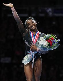 Imagen secundaria 2 - La norteamericana durante su actuación y al finalizar la misma, con la medalla que la acreditaba de nuevo como la mejor gimnasia de Estados Unidos. 