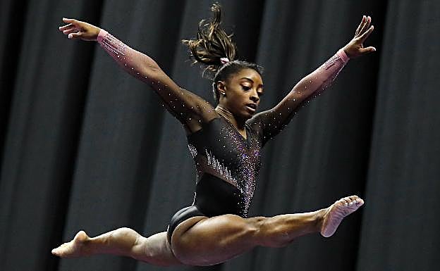 Imagen principal - La norteamericana durante su actuación y al finalizar la misma, con la medalla que la acreditaba de nuevo como la mejor gimnasia de Estados Unidos. 