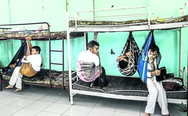 Alumnos se relajan en su dormitorio colectivo tras la jornada lectiva.